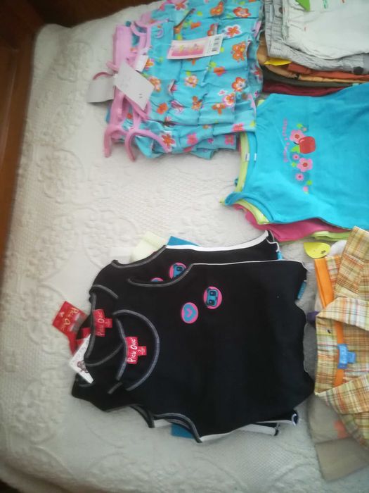 400 peças de Roupa várias para crianças.
