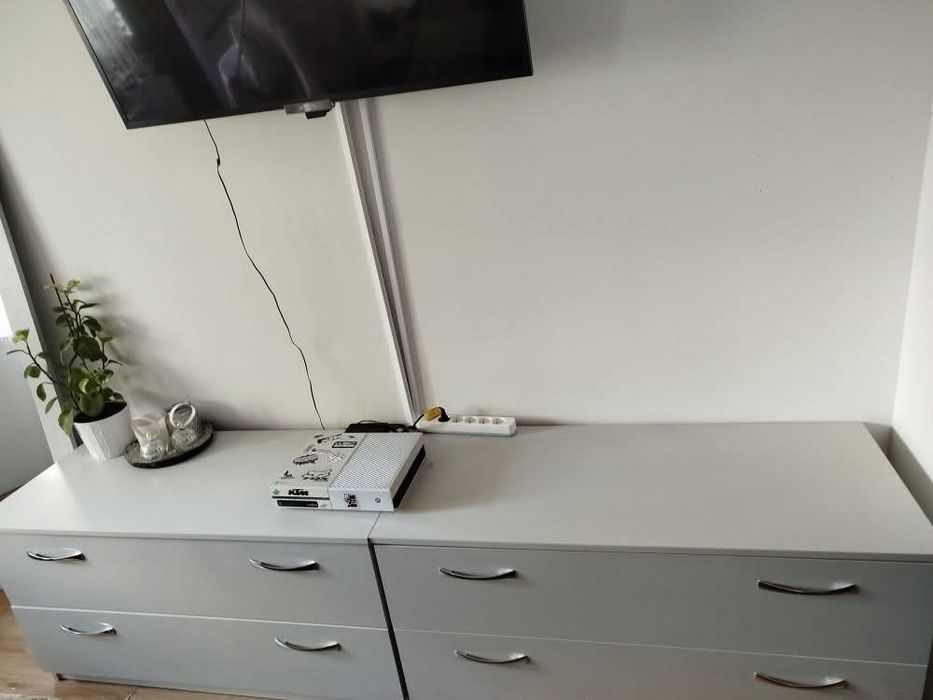 Duże masywne komody bardzo pakowane