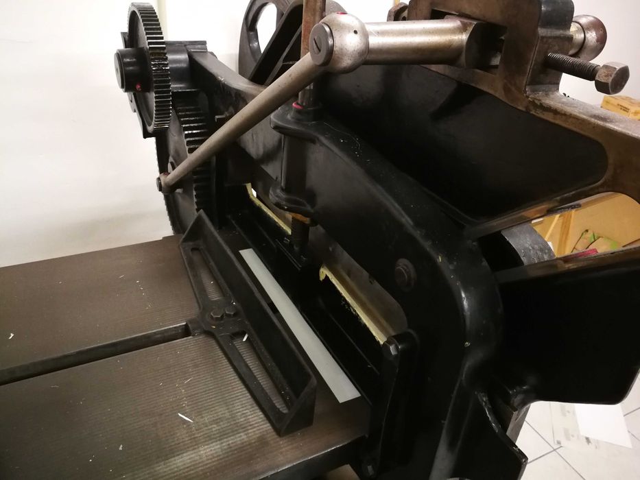 Guilhotina antiga 72cm