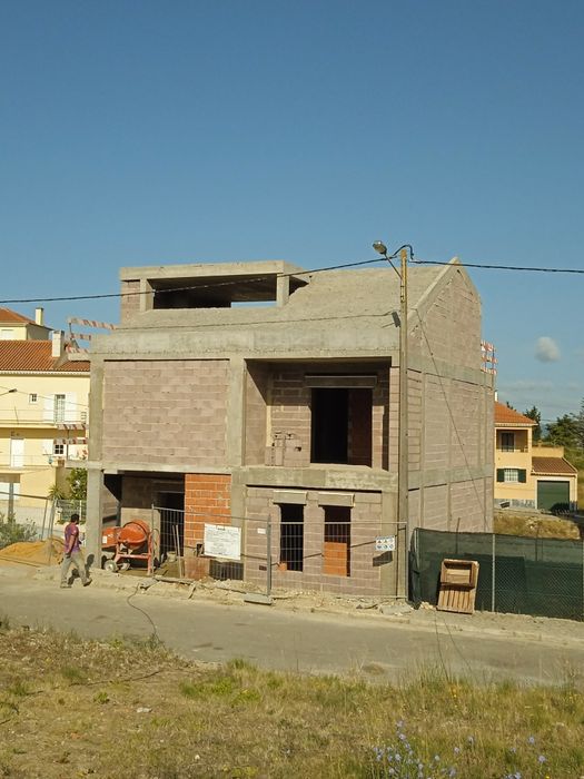 Vitorino & louro construção civil lda
