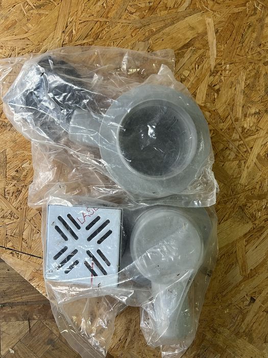 Wpust podlogowy z klapka przeciwzapachową