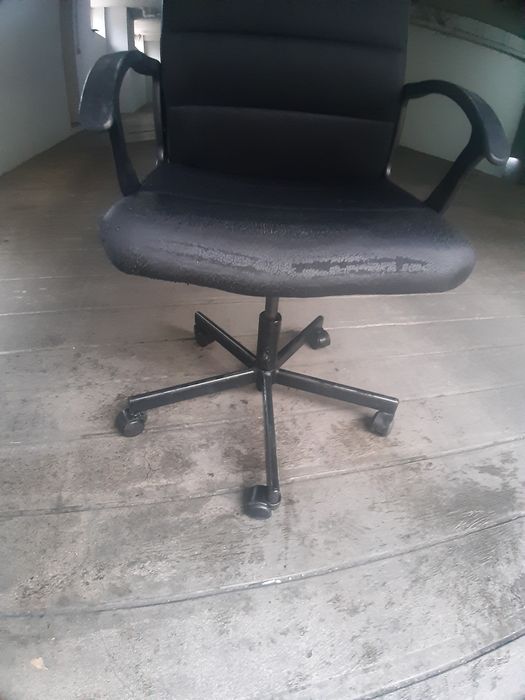 Cadeira de Escritório robusta e em bom estado