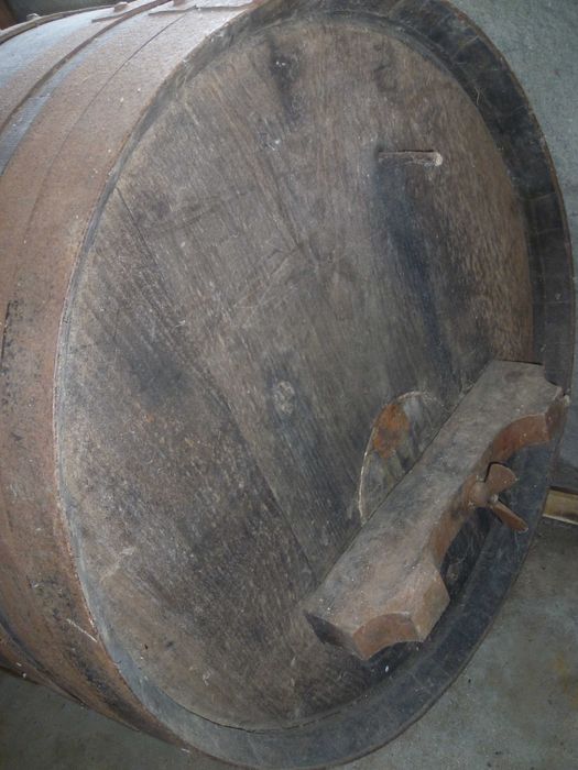 Pipa de 500 litros em madeira dos anos 70 antiga com arcos de ferro