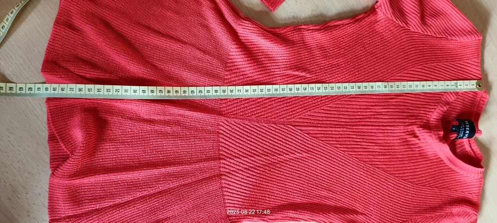 Sweterek koralowy falbanka