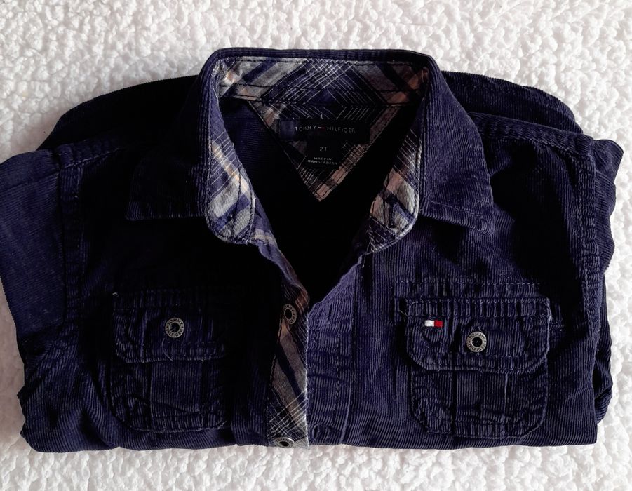 Camisa Tommy Hilfiger, bombazine azul marinho. Tamanho 2 anos