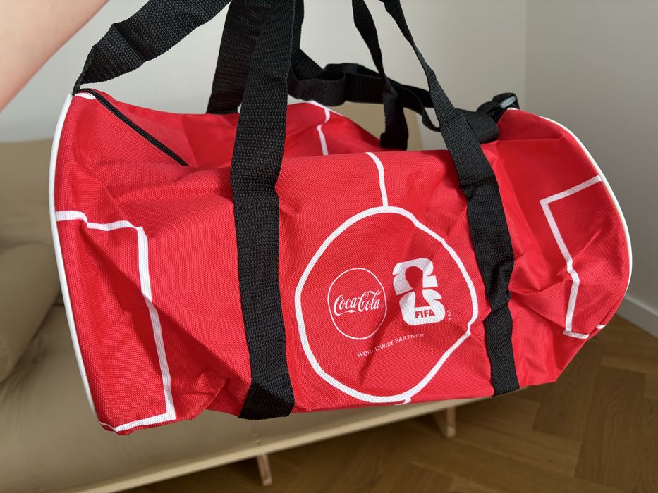 Zestaw gadzetow Coca-Cola x Fifa26