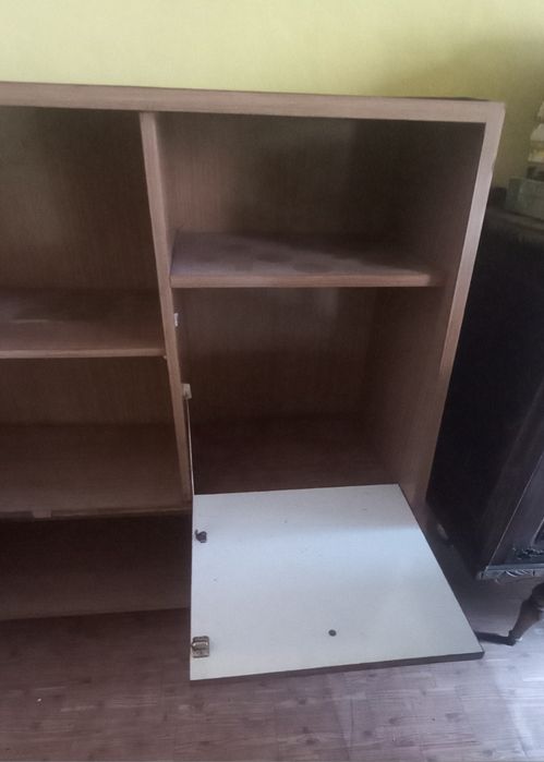 Movel com porta e parteleiras