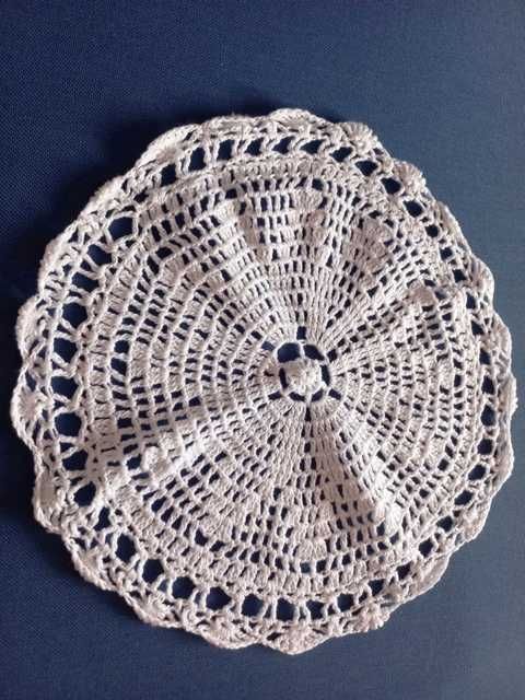 serwetka, serweta biała zrobiona na szydełku średnica 27 cm