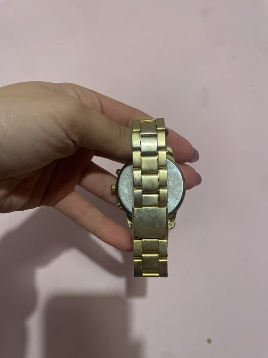 Vendo este relogio dourado