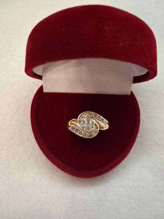 Złoty pierścionek 333 cyrkonie 2,6 g ,rozm. 13