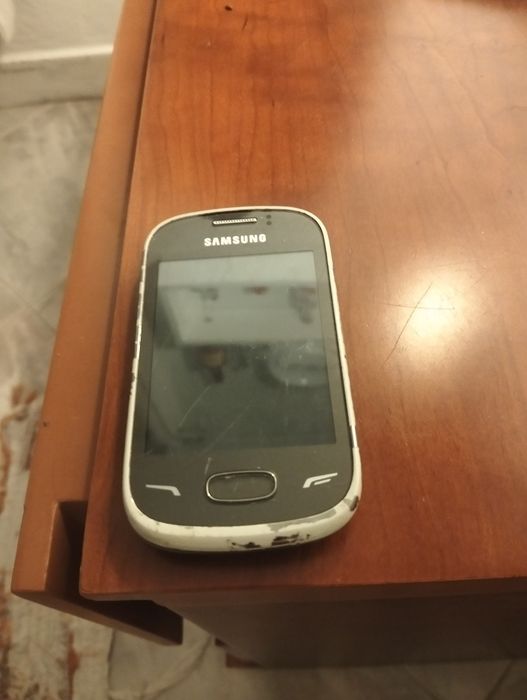 4 telemóveis um Nokia um LG e um Samsung