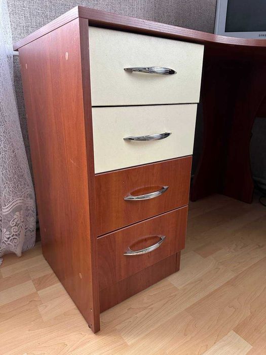 комп'ютерний стіл з шухлядами / робочий стіл / письмовий стіл