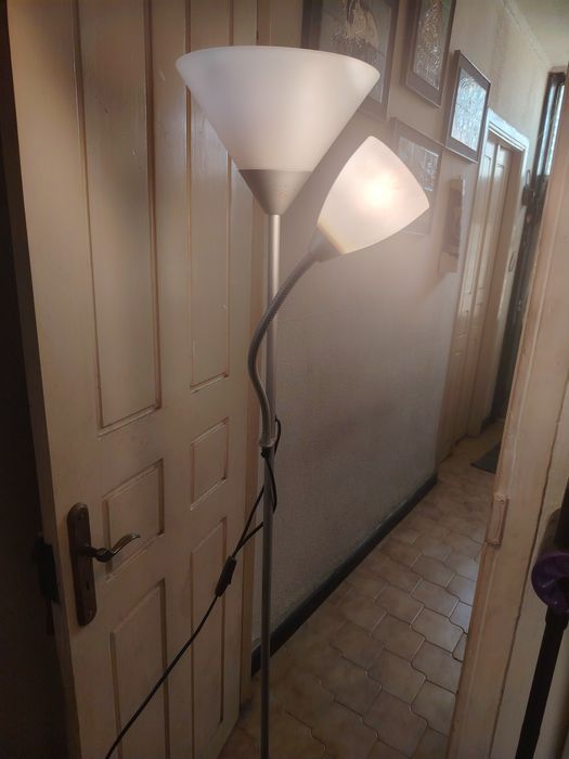 25€ candeeiro de pé,mede 1,80m altura entrego em Rio tinto