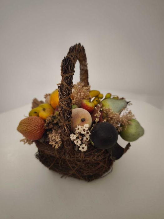 Cesto de flores secas e frutos artificiais