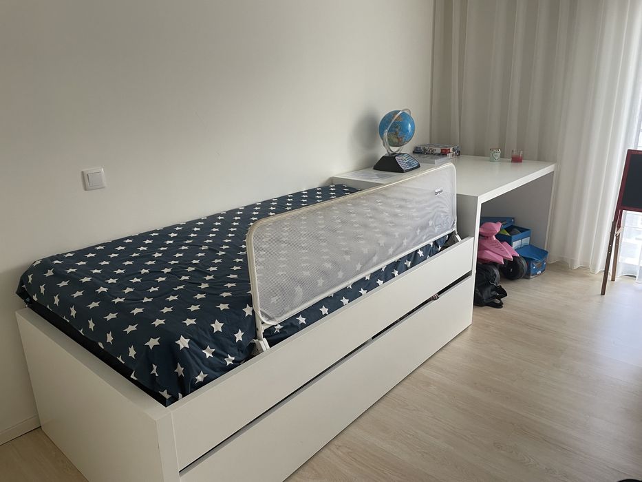 Cama individual com colchao e resguardo