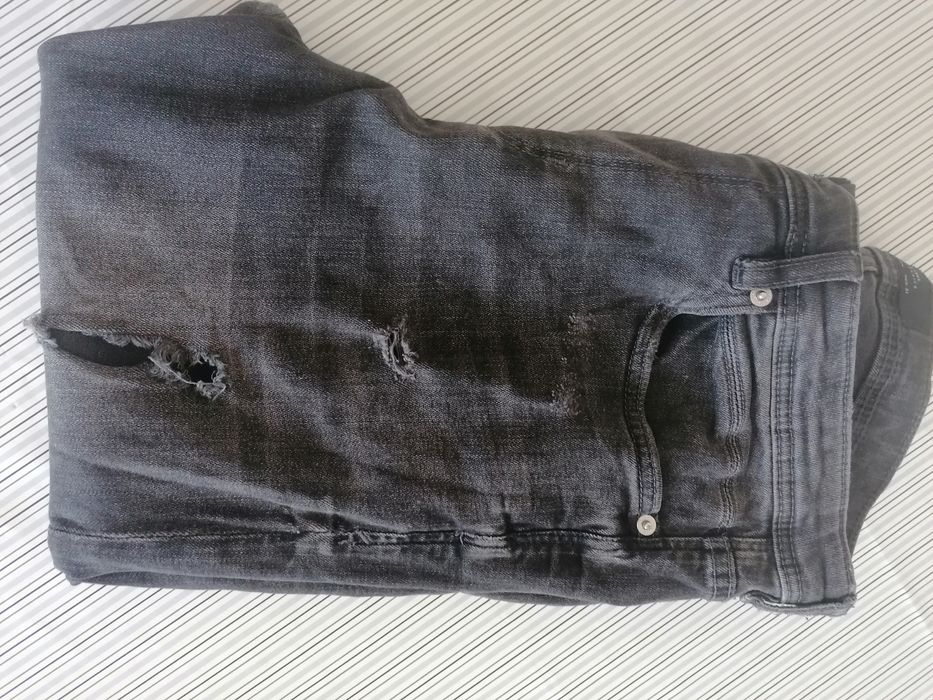 Calças de ganga "rasgadas" tam. 40
