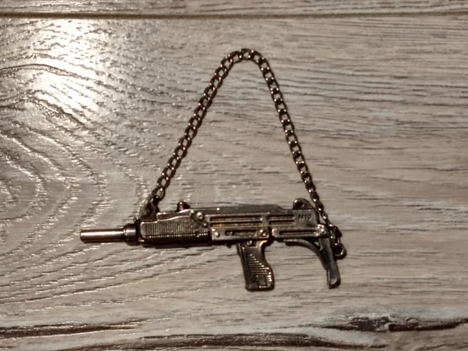 Brelok breloczek zawieszka karabin maszynowy