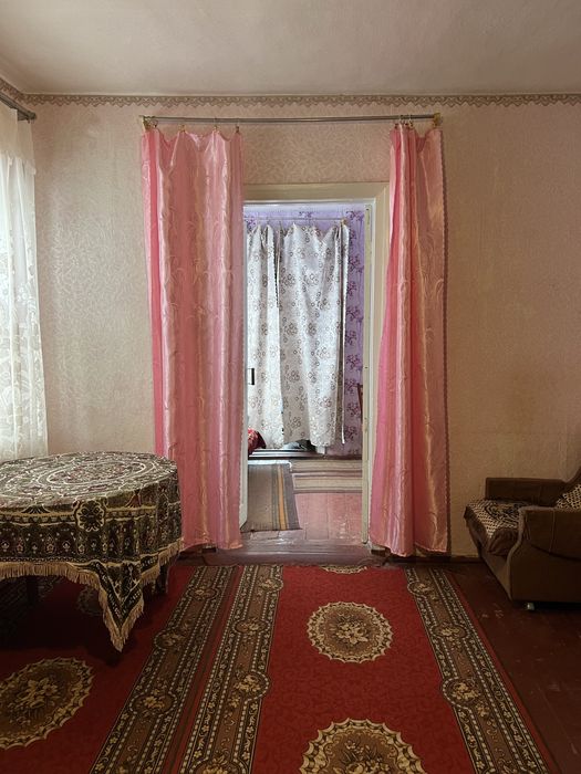 Продам будинок в центрі села.
