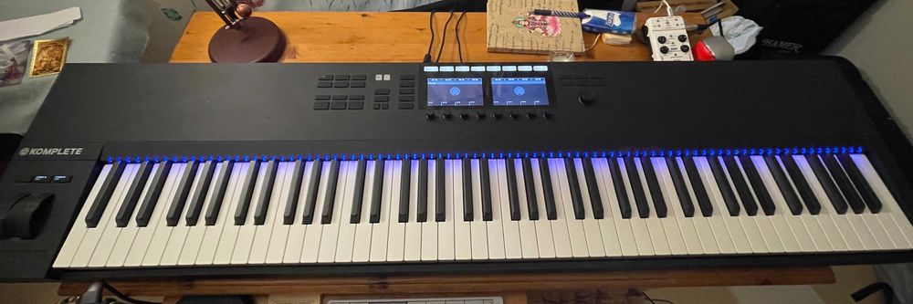 Komplete Kontrol S88 MK2 + pedal, bolsa de transporte e suporte – Como Novo
