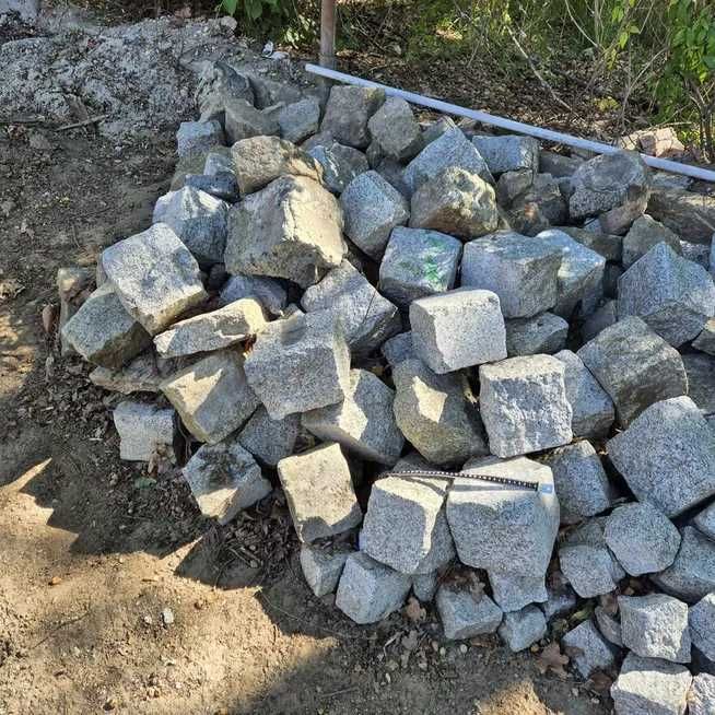 Kostka granitowa – różne wymiary, idealna do ogrodu i wykończeń