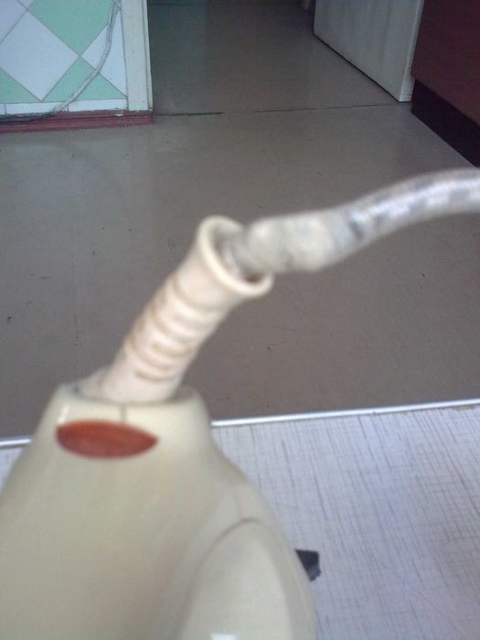 Утюг Атланта 1200w в нормальном рабочем состоянии