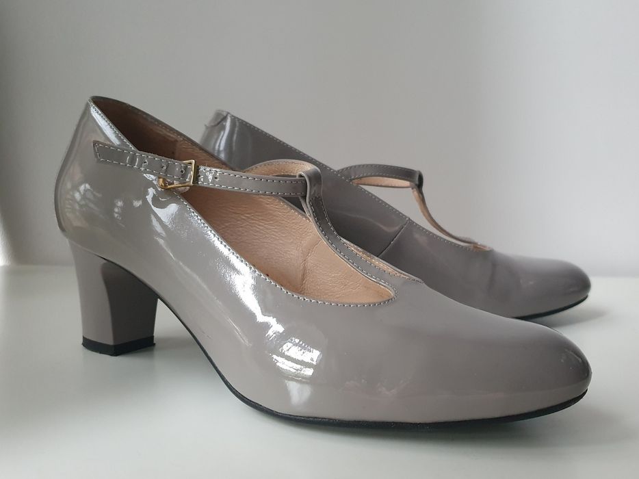 Czółenka skórzane lakier 38