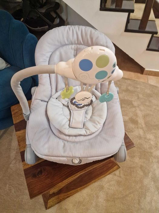 Espreguiçadeira Chicco com Música e Brinquedos – Excelente Estado