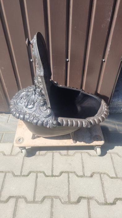 Żeliwna węglarka w stylu secesyjnym