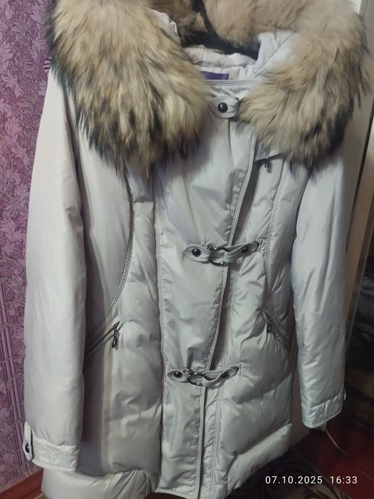 Жіночий пуховик з хутром на капішоні.НЕ вживане!