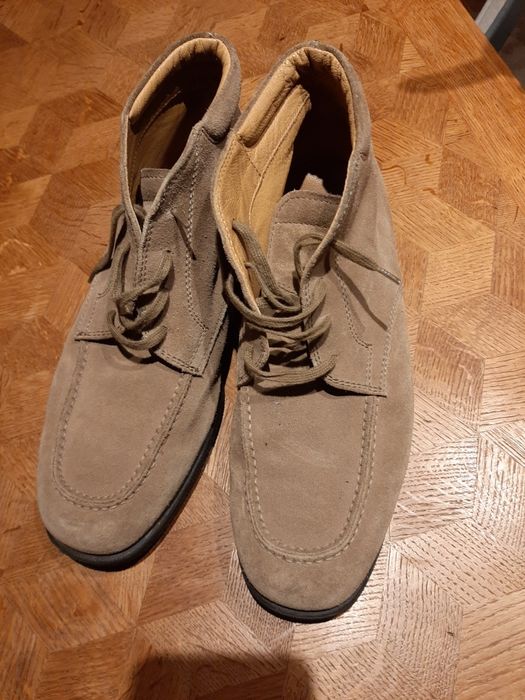 Sapatos em pele bege