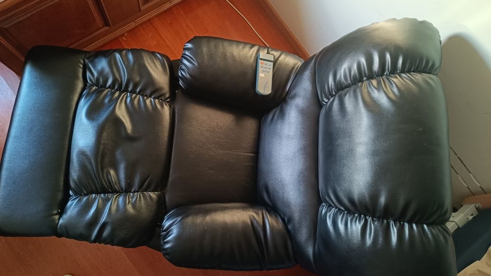 Poltrona reclinável de massagens de couro preto artificial