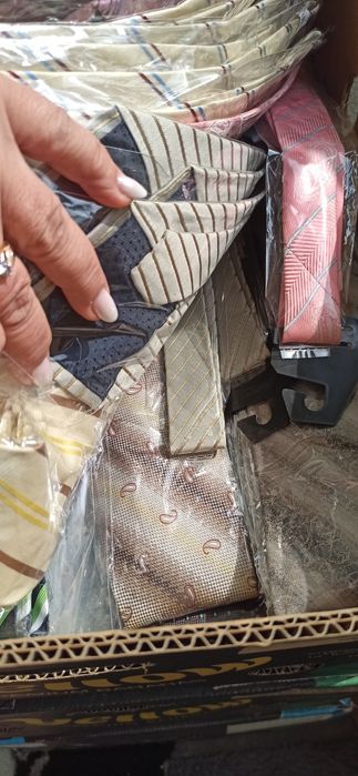 Sprzedam 180 szt. krawaty nowe.