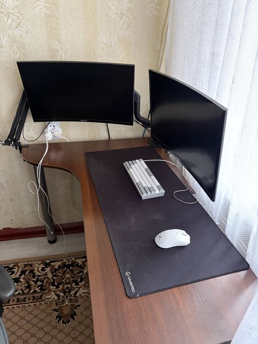 2 монітори samsung C24f390fhi на подвійному кронштейні