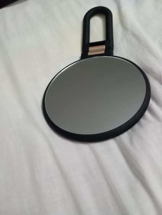 Косметическое двухстороннее зеркало с увеличением