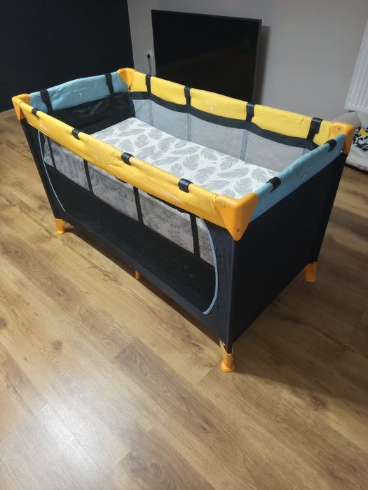 Łóżeczko turystyczne z materacem