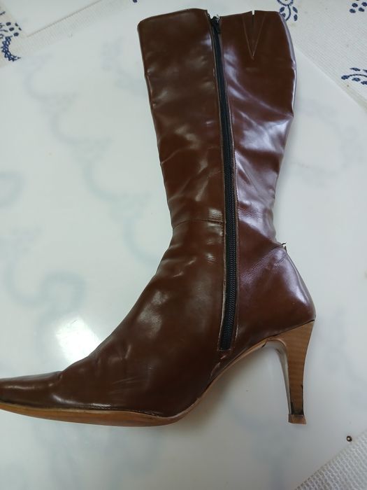 Bota em pele castanhas novas sem uso