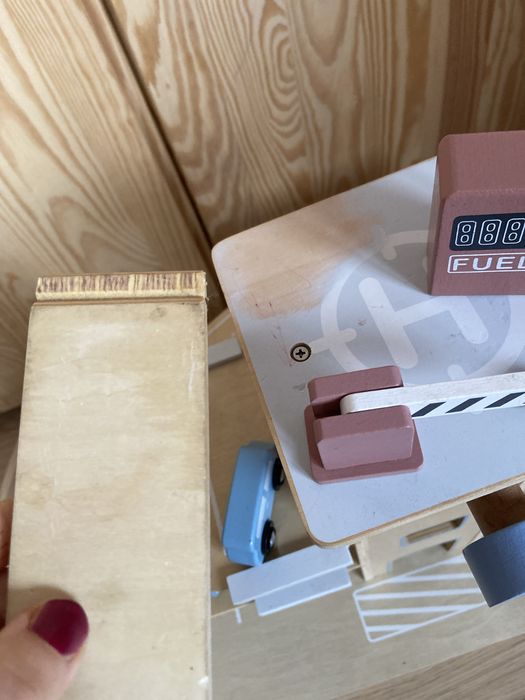 Duży drewniany zestaw mamabrum - garaż, tor dla autek i laweta