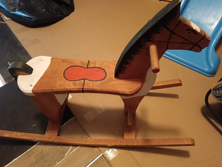 Drewniany koń na biegunach