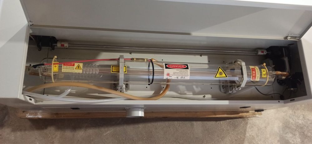 Laser co2 60w 700x450mm Usado com Gatantia