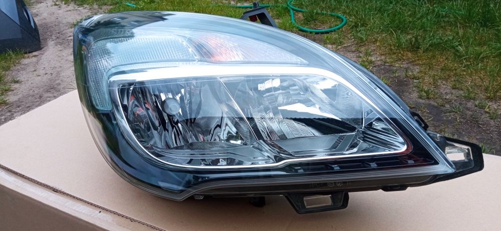 Opel Meriva b reflektor przedni prawy