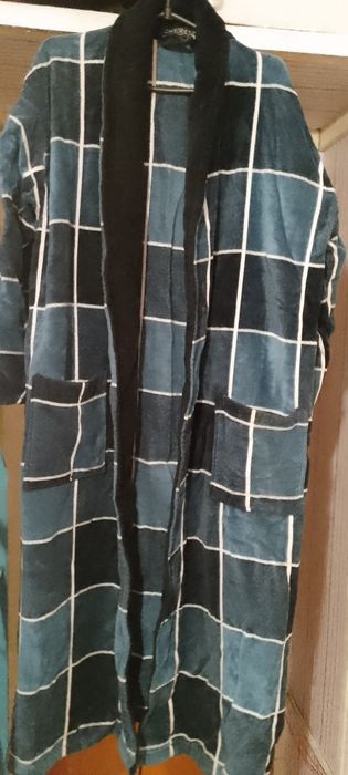Продам халат  махровый  мужской б/у в хорошем состоянии.размер. XXL. Ц