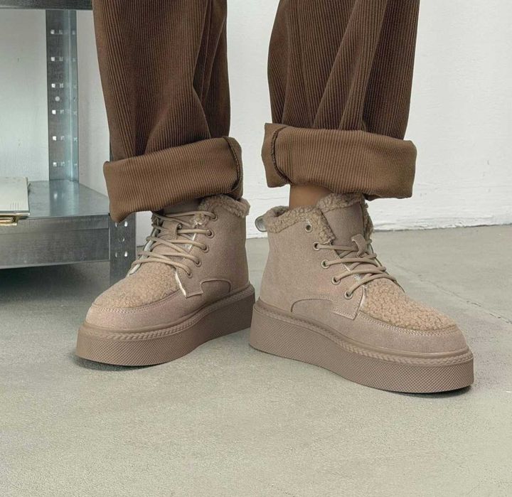 Женские зимние замшевые ботинки кроссовки на меху бежевые