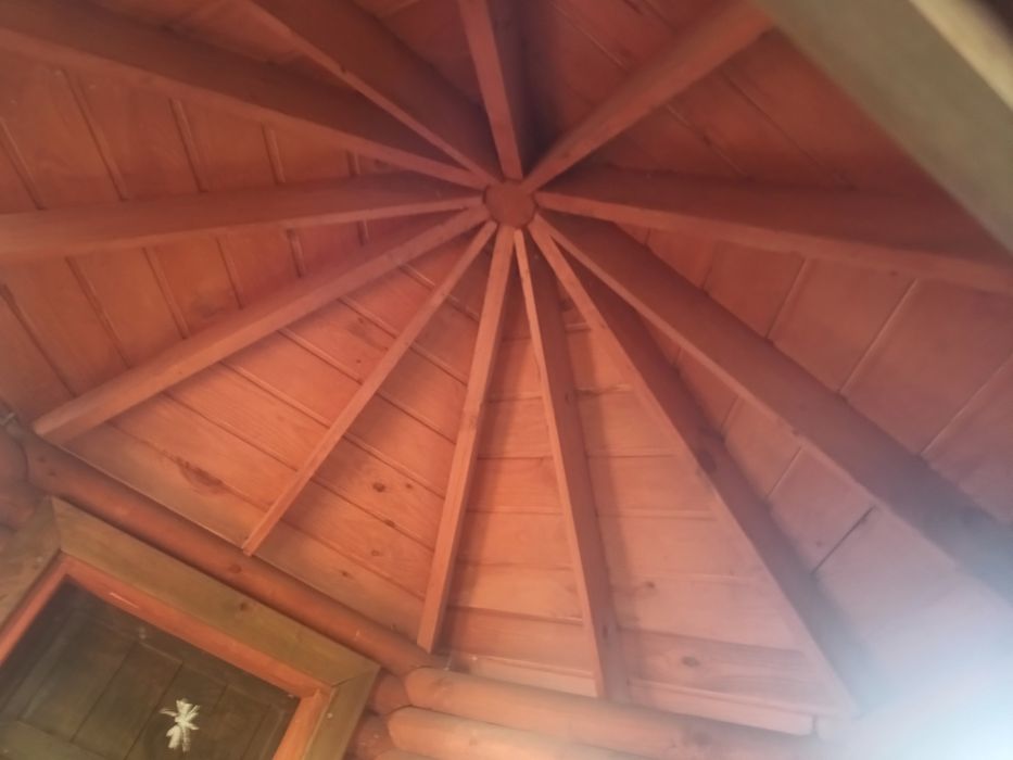 Domek dla dzieci, z zjeżdżalnią i piaskownicą.