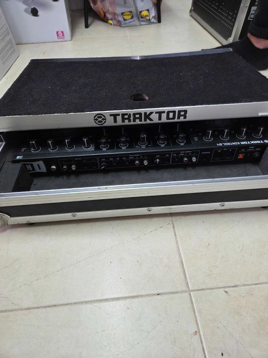Native Instruments Traktor Kontrol S4 MK2 DJ Controller + Flight Case
