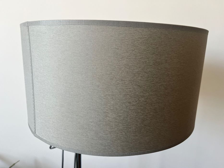 Funkcjonalna lampa stojąca z abażurem chromowana