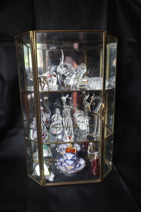 Expositor com adereços.