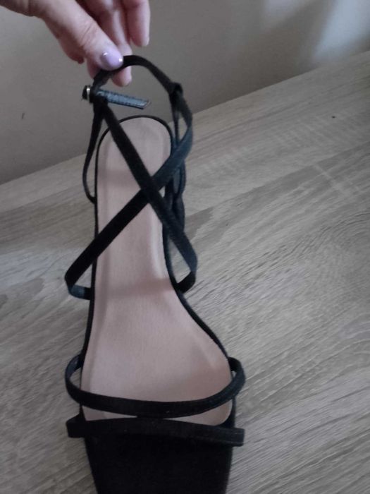 Czarne sandały na obcasie