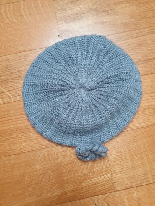 Szary beret z kwiatkiem