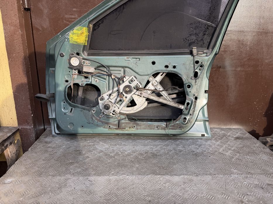 Дверь Додж страсус dodge stratus 95год