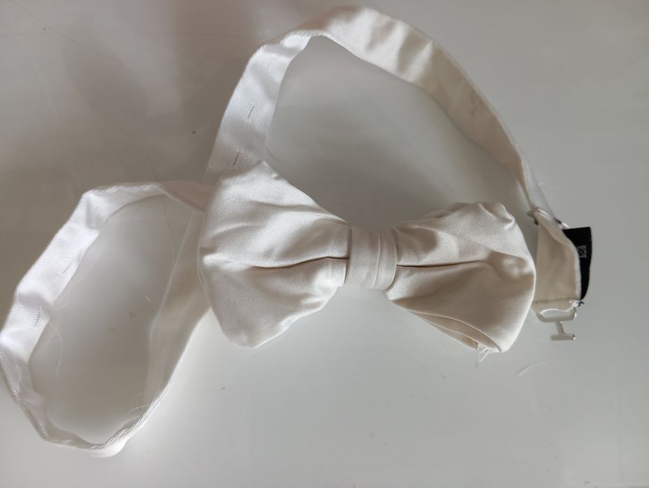 Muszka kremowa z jedwabiu